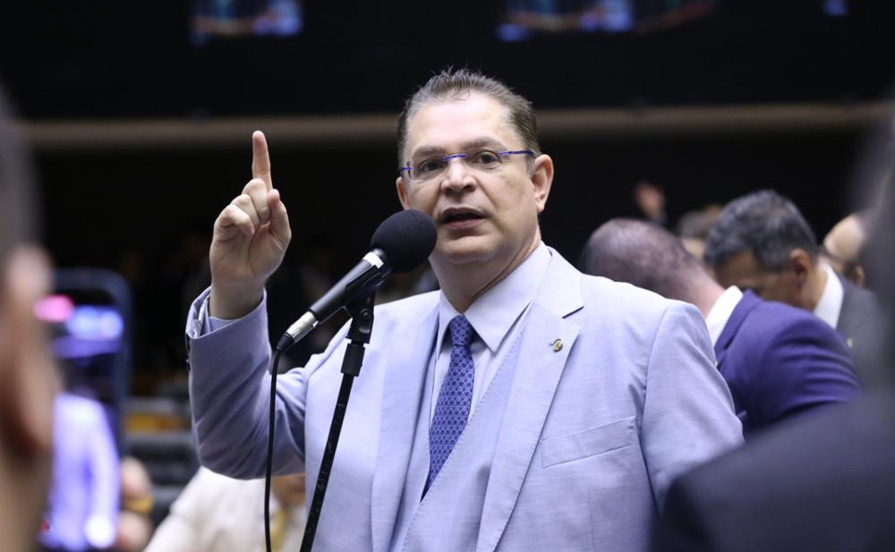 diariodopoder's tweet card. Líder do PL na Câmara critica decisão do ministro que impediu protesto solitário do deputado Hélio Lopes