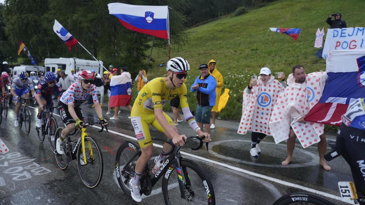 Gazzetta_it's tweet card. Al via la ventesima tappa del Tour: si parte alle 12.10, arrivo previsto intorno alle 16.15. Pogacar viaggia incontrastato verso il trionfo