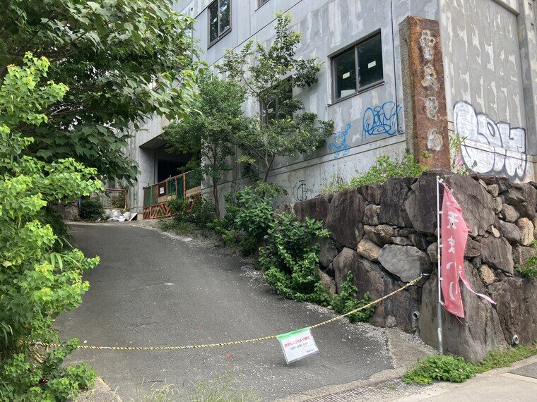 RuinVuitton's tweet card. 大阪市阿倍野区にある吉田兼好ゆかりの寺の敷地の一部が心霊スポットとなり、無断侵入者が続出。高校生ら11人が補導されていることが捜査関係者への取材で分かりました。大阪府警は「夏休みなので取り締まりを強化していく」としています。