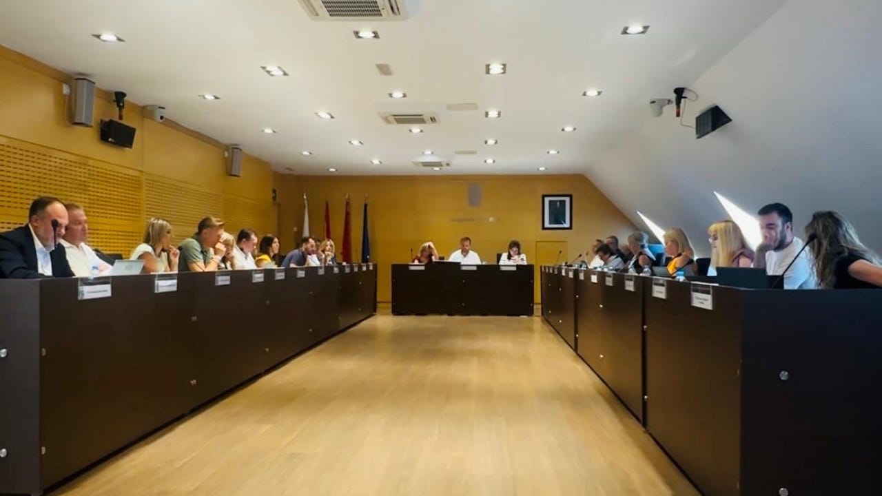 AlbertoEscri's tweet card. El Ayuntamiento destina 10 millones a nuevos proyectos, presenta un superávit de 200.000 euros y recorta 800.000 en gasto político