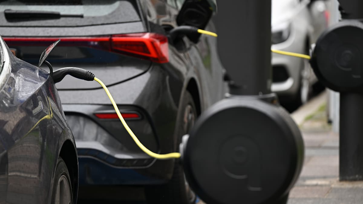 _PrivatePress's tweet card. Der weltweite Verkauf von Elektroautos zieht im ersten Halbjahr wieder stärker an – auch in Europa. Dennoch fällt der Kontinent weiter zurück. Und die Zukunft der deutschen Autobranche ist weiter...