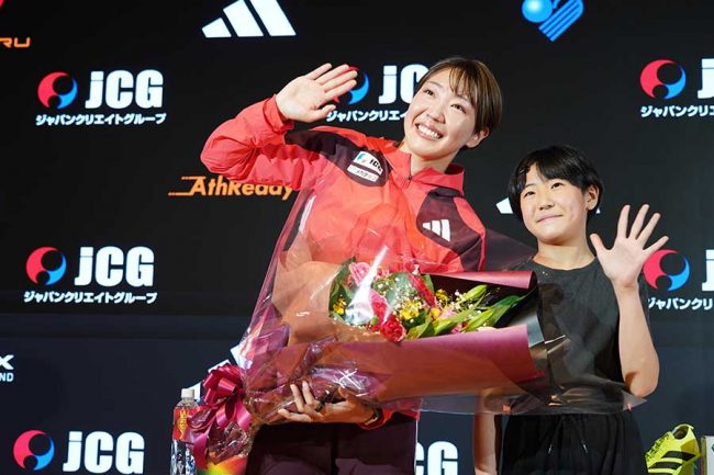 hamada_answer's tweet card. 陸上女子100メートル障害の元日本記録保持者・寺田明日香（ジャパンクリエイト）が15日、都内で会見し、35歳の今季限りで第一線を退く意向を表明した。「ママアスリート」として脚光を浴び、2021年東京五輪では日本人21年ぶりの準決勝進出を果たすなど活躍。近年の日本女子ハードル界の飛躍を牽引した。ライバルにも分け隔てなく情報共有。そのきっかけになった過去を明かした。（文＝THE ANSWER編集...