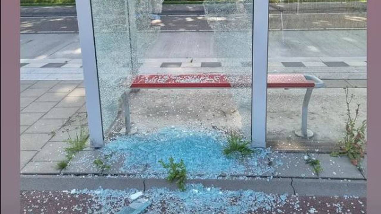 omroepbrabant's tweet card. Vandalen hebben een bushokje vernield aan de Kempenweg vlakbij het Kempenhorstcollege in Oirschot.