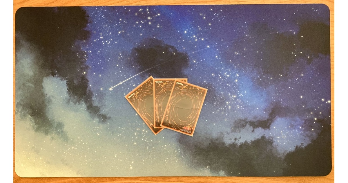 polk_dots2's tweet card. 🌟プレイマットの注文は、一点ずつお会計をしてください。 複数の同時注文は規定の箱に入らなくなってしまいます。ご協力よろしくお願いします。 本は同時梱包可能です。 風景イラストを使用したプレイマットです。 夜空を舞台にゲームを楽しむことができます。 デスクマットにもどうぞ。 サイズ:300× 550mm (300×600mmと誤表記していました。すみません。) 表面:布 裏面:ラバー...