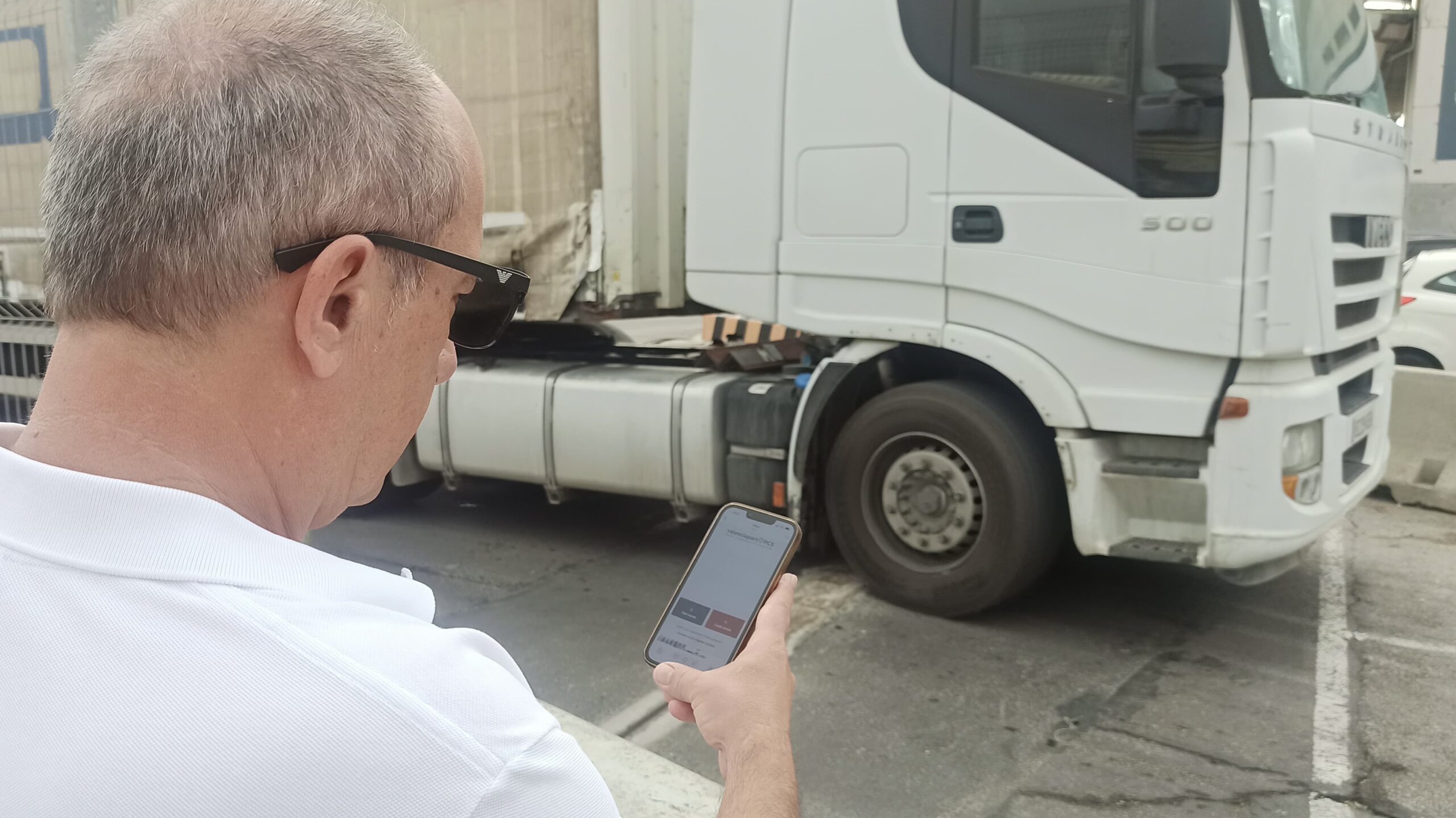 AutPortValencia's tweet card. Valenciaport incorpora un Gestor d’Avisos a la seua aplicació mòbil “ValenciaportPCS” per alertar els transportistes de qualsevol incidència L’aplicació “ValenciaportPCS” es pot descarregar de manera...