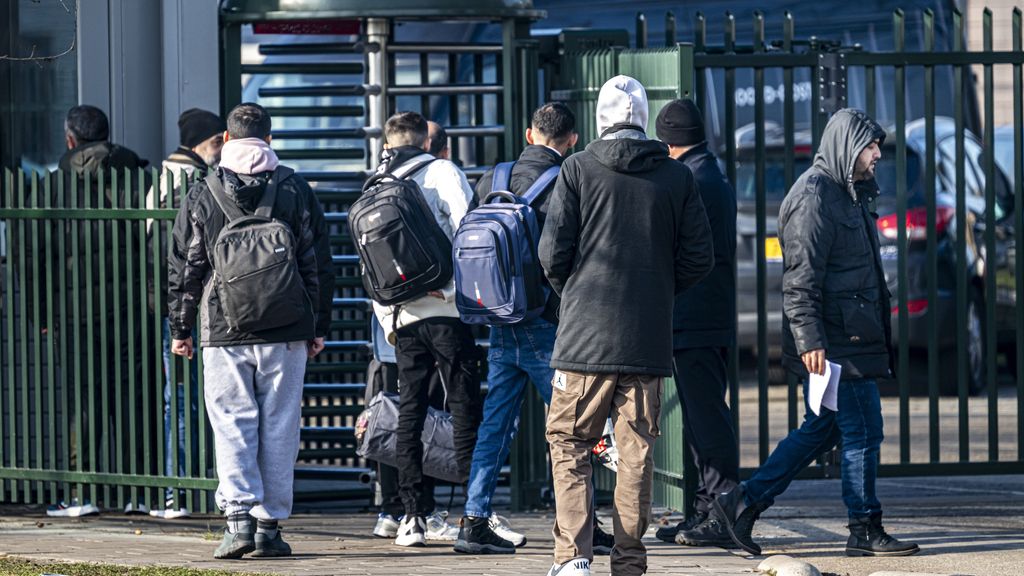 mleisink's tweet card. Er zijn grote zorgen over de "uitvoerbaarheid, reikwijdte en de effectiviteit" van het strafbaar stellen van illegaliteit, stelt de politie. 