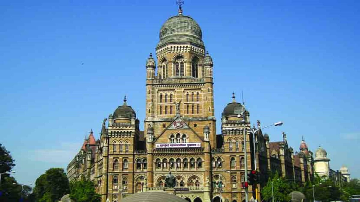 Vitthal_VN's tweet card. Mumbai's Pasopoli Marathi School No. 2 closed due to teacher shortage, leading to overcrowded classes at Marathi School No. 1. Maharashtra Teachers Council demands reopening and permanent staff...