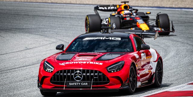 car_and_driver's tweet card. La Fórmula 1, además de rápida, es segura. Así lo avala el trabajo de la FIA en los últimos años. Hoy explicamos cómo funciona el coche de seguridad en la F1.