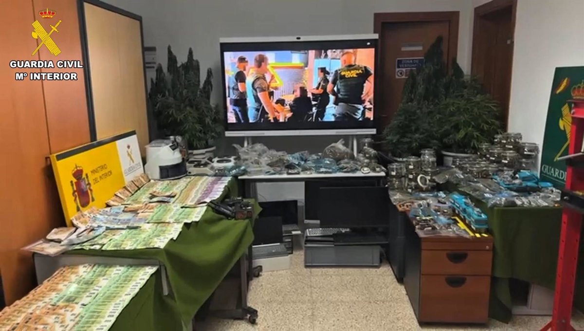 EPsucesos's tweet card. La Guardia Civil ha arrestado a diez personas en diversas localidades de Mallorca porque, supuestamente,...