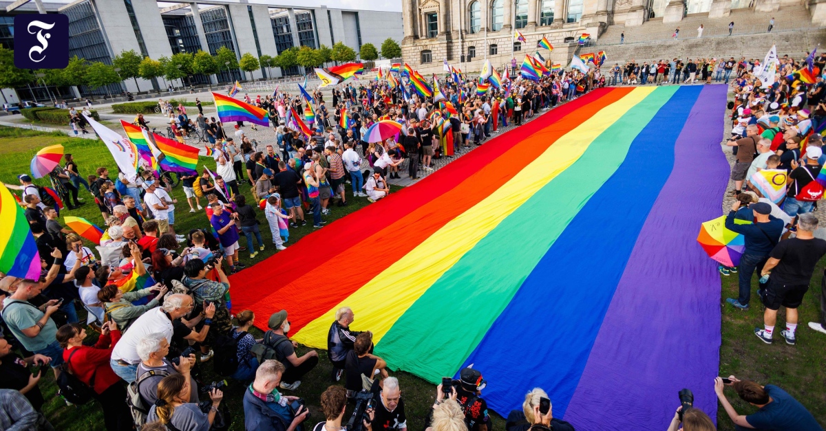kutschera_u's tweet card. An diesem Wochenende wird die Regenbogenflagge nicht über dem Reichstag wehen. Aber im nächsten Mai schon. Ist das eine gute Idee?