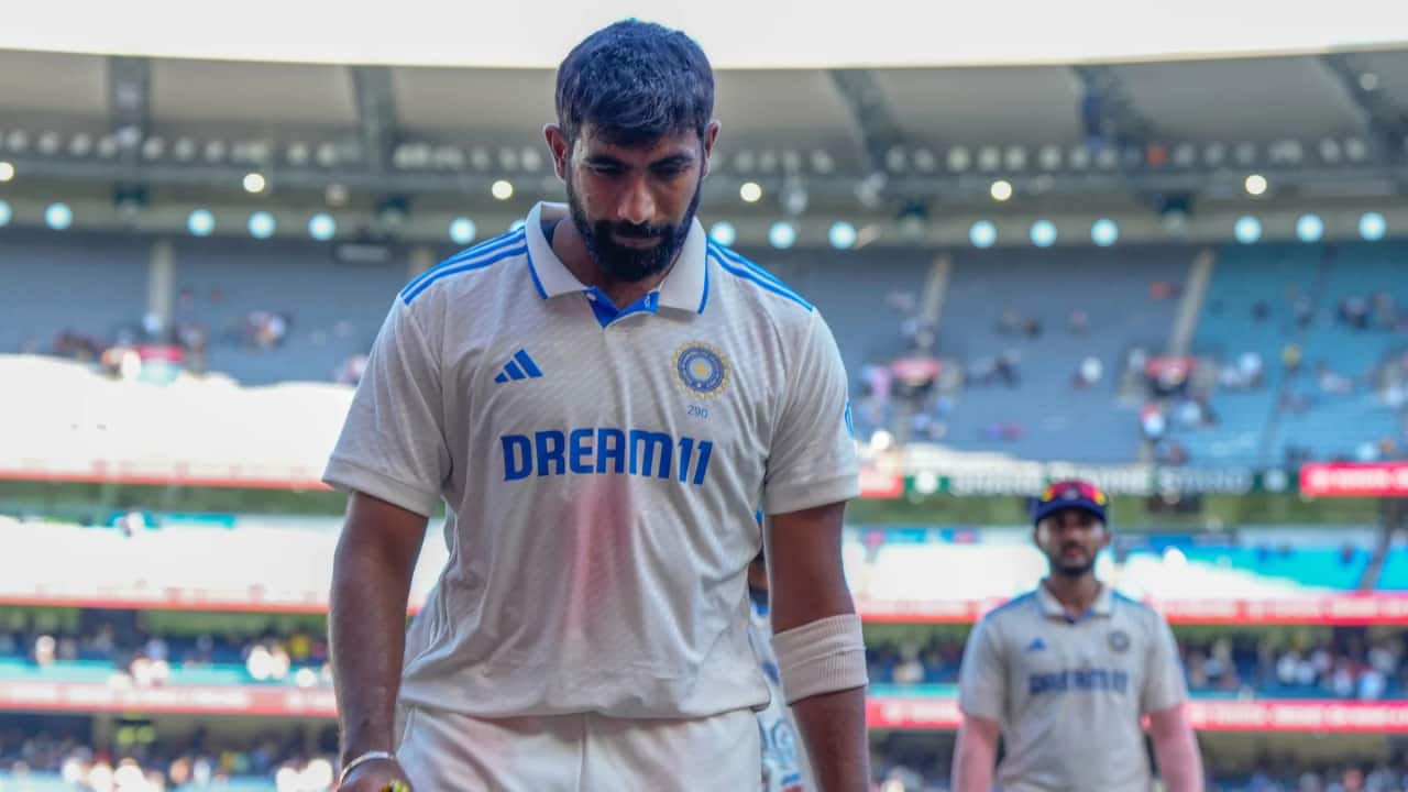 moneycontrolcom's tweet card. Jasprit Bumrah struggled to rattle England's top-order at Old Trafford, things got trickier when the pacer was seen in discomfort during the second session on Day 3.
