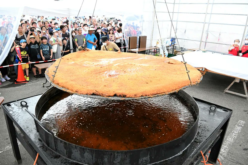 doshinweb's tweet card. 【厚沢部】メークイン発祥の地として知られる檜山管内厚沢部町で26日、「第20回あっさぶふるさと夏まつり」（実行委主催）が町役場前で開かれた。名物の巨大コロッケが調理され来場者に振る舞われた。...