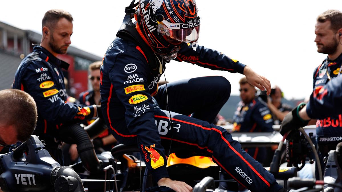 Gazzetta_it's tweet card. Max attacca subito il leader del Mondiale, lo supera con un sorpasso all'esterno e si prende la minigara del sabato in Belgio. Charles aggressivo ma chiude quarto dietro Norris. Hamilton, niente...