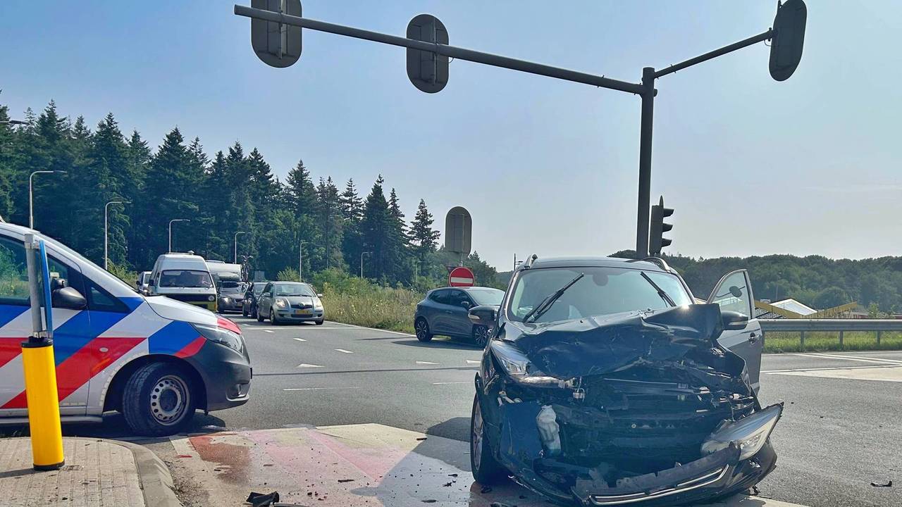 omroepbrabant's tweet card. Een auto is zaterdagochtend zwaar beschadigd geraakt bij een botsing tussen twee auto's op de Zilverbaan in Veldhoven. Een van de twee betrokken auto's negeerde vermoedelijk een rood verkeerslicht.