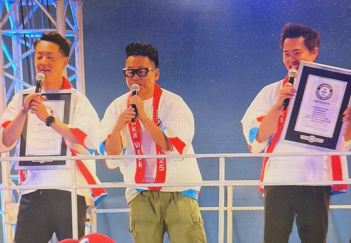 magi_chu's tweet card. 大阪・関西万博の会場では、約4000人が一斉に「盆踊り」を踊るギネス記録に挑戦し、見事達成しました この挑戦は万博のテーマソング「この地球の続きを」に合わせて5分間の盆踊りを一斉に踊り、踊った人の「人数」と「国籍の数」でギネス記録に挑みます。 これまでの記録は、八尾河内音頭まつりで8年前に達成した2872人でした。 参加者の90％以上が正確に踊れているかが条件となっていて、およそ100人の審...