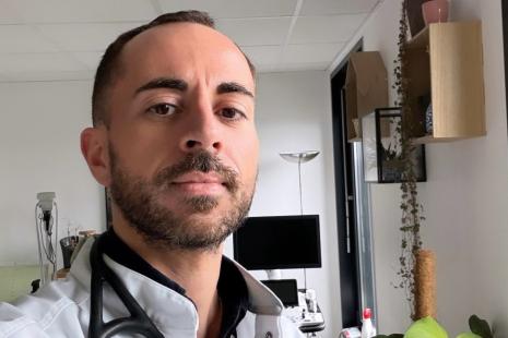 leQdM's tweet card. « Il m’est déjà arrivé d’intervenir pour un malaise vagal lors d’un vol entre Paris et New York, mais devoir décider si un passager doit être évacué en urgence, c’est une autre responsabilité »,...