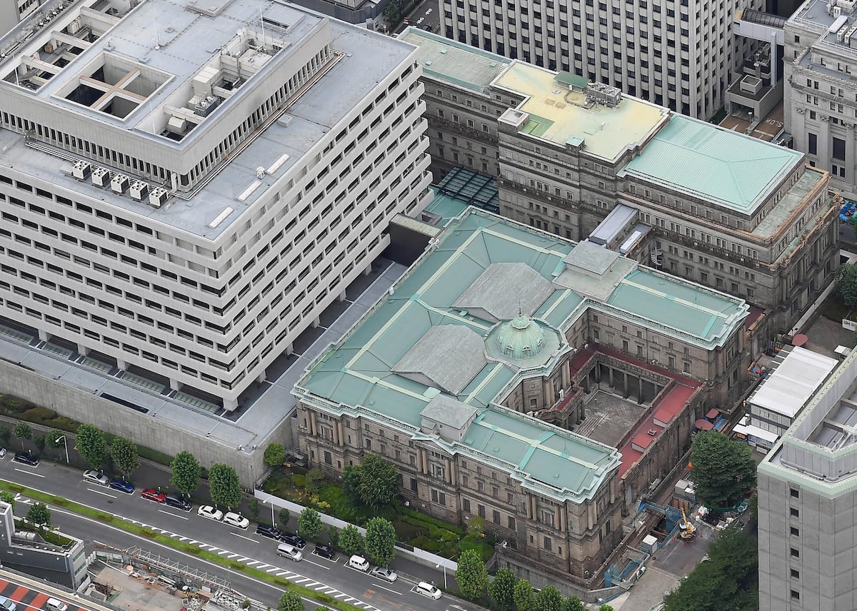 TeamHallons's tweet card. 日銀は30、31日、金融政策決定会合を開く。日米関税交渉の合意が国内の経済・物価に及ぼす影響を見極める必要があることから、政策金利を現行の0・5％程度で据え置く公算が大きい。経済・物価が見通し通りに