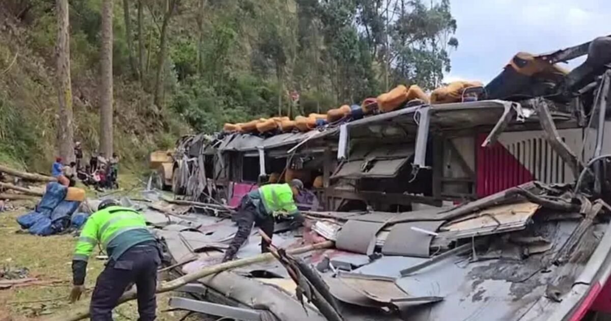 RevistaISTOE's tweet card. Um ônibus caiu em um barranco em Junín, nos Andes peruanos, na última sexta-feira, 25, deixando 18 pessoas mortas, segundo informou à AFP a Rede Integrada de Saúde da cidade de Tarma.