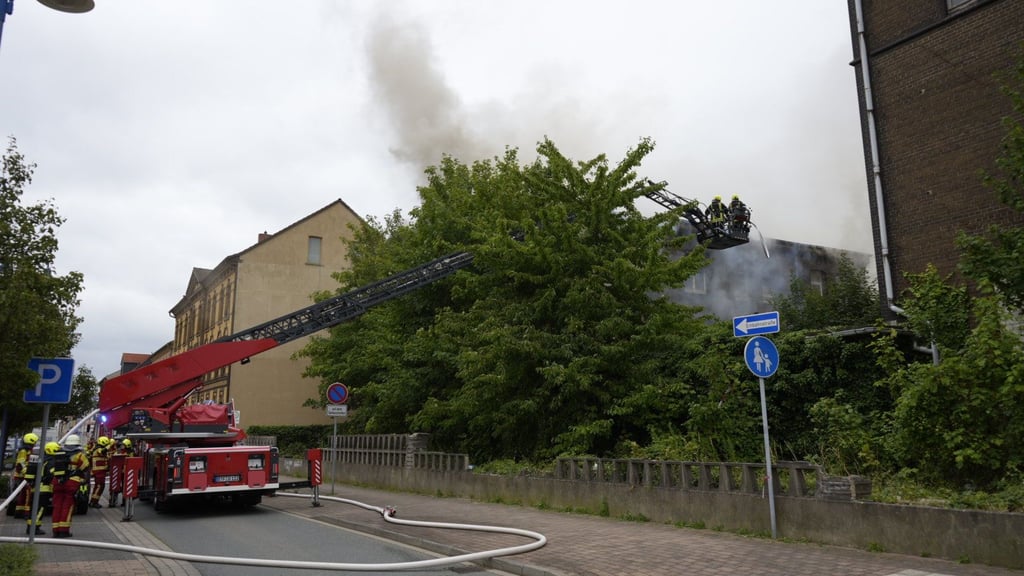 mzwebde's tweet card. Vier Ortsfeuerwehren werden am Samstagvormittag in die Bitterfelder Walther-Rathenau-Straße alarmiert. Rund 60 Kameradinnen und Kameraden bekämpfen auch mit Drehleitern das Feuer in einem leerstehe...