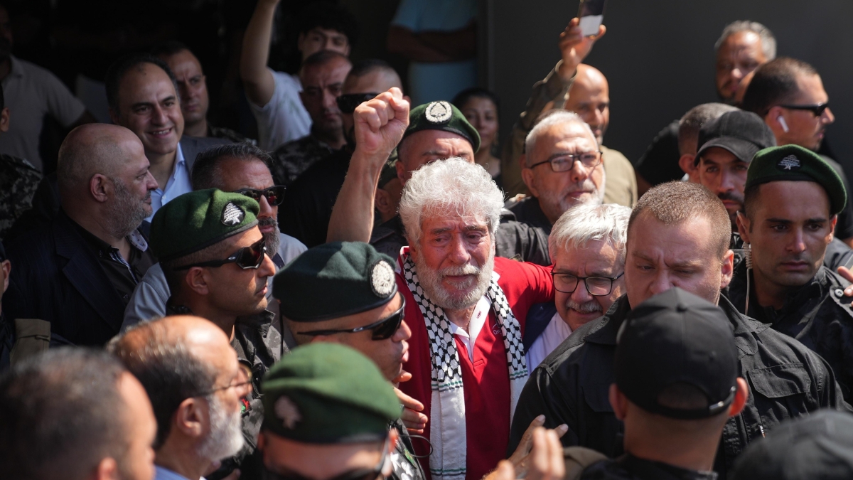 FreeGIAbdallah's tweet card. Goizeko 03:30ean eraman du Frantziako Poliziak Lannemezango kartzelatik Tarbeseko aireportura, eta Libanora estraditatu dute gaur. Ehunka lagunek egin diote harrera Palestinaren aldeko militanteari...