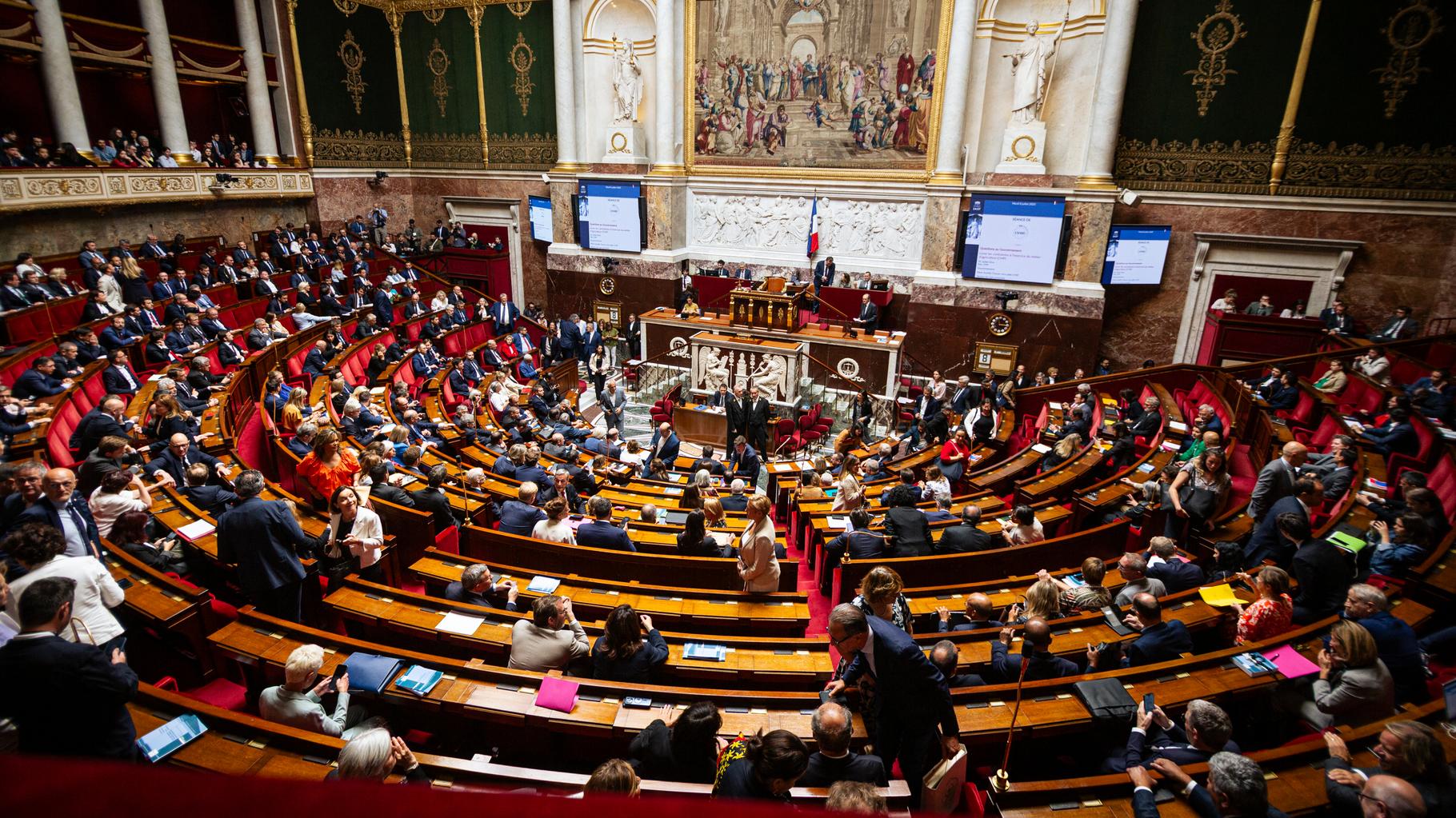 LeHuffPost's tweet card. Depuis le 10 juillet, les séances publiques dans l’hémicycle ont été suspendues pour la période estivale. Elles devraient reprendre le 22 septembre.