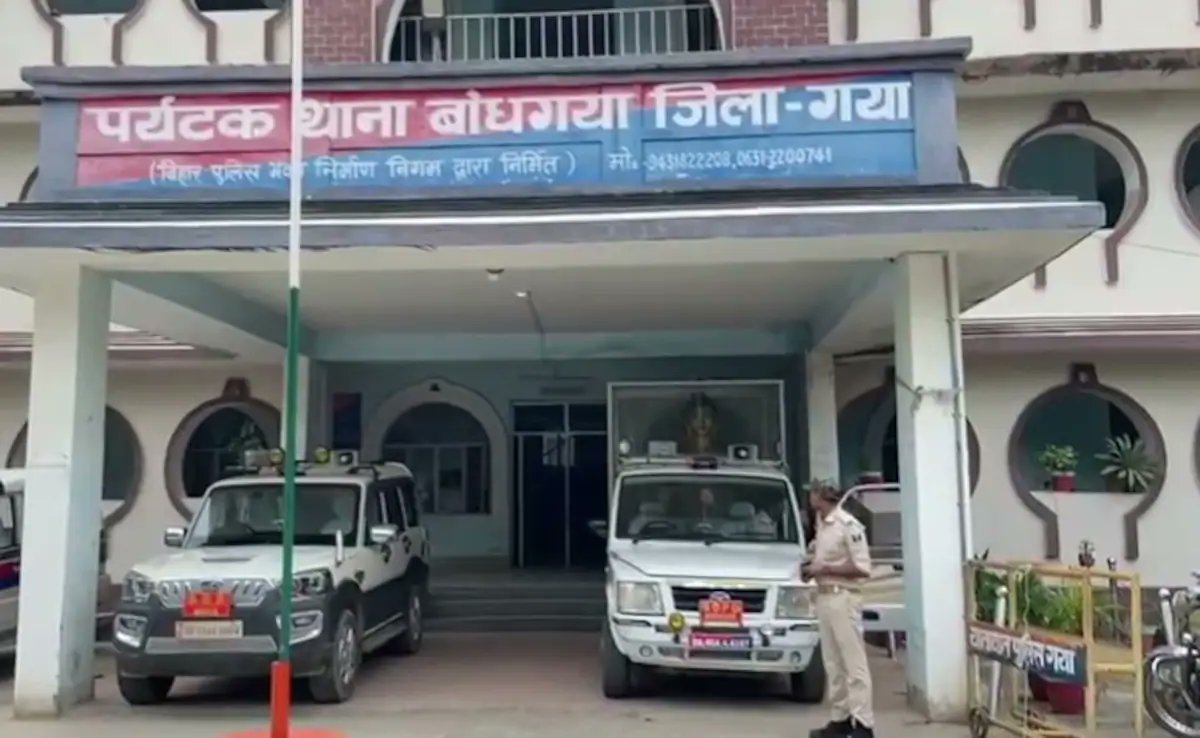 vibesofindia_'s tweet card. Bihar Home Guard Recruitment 2025 के दौरान गया में महिला उम्मीदवार से एंबुलेंस में गैंगरेप की घटना सामने आई है। पीड़िता के बयान के बाद पुलिस ने दो आरोपियों को गिरफ्तार किया है और SIT जांच में जुटी है।