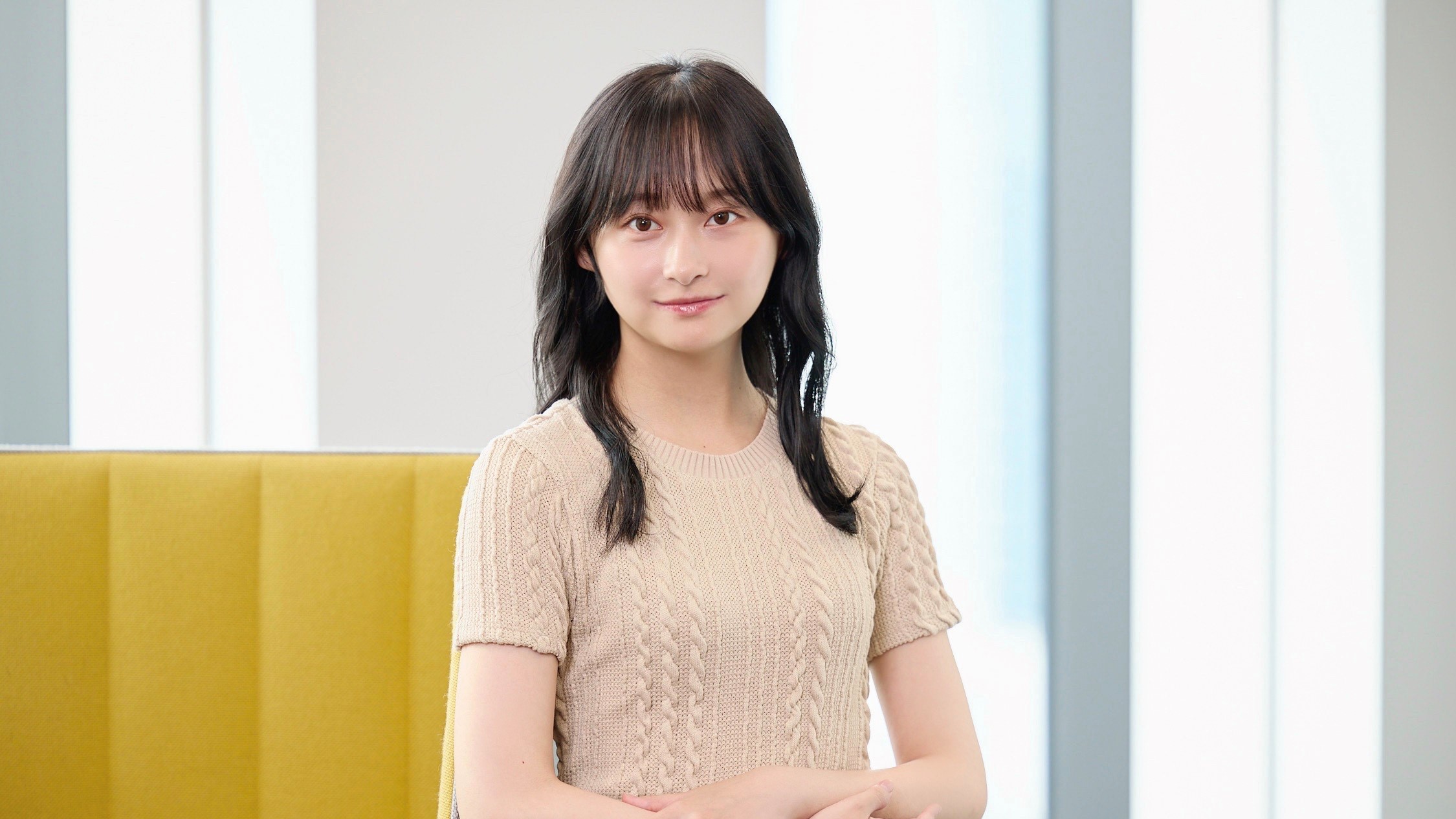 abc_mgzn's tweet card. 影山優佳　「何で？何で？」と質問ばかりしていた子ども時代 | ドラマ『こんばんは、朝山家です。』（ABCテレビ・テレビ朝日系列　毎週日曜夜10時15分）で小学校教諭の木本美樹役に挑んでいる、影山優佳へのインタビュー後編です