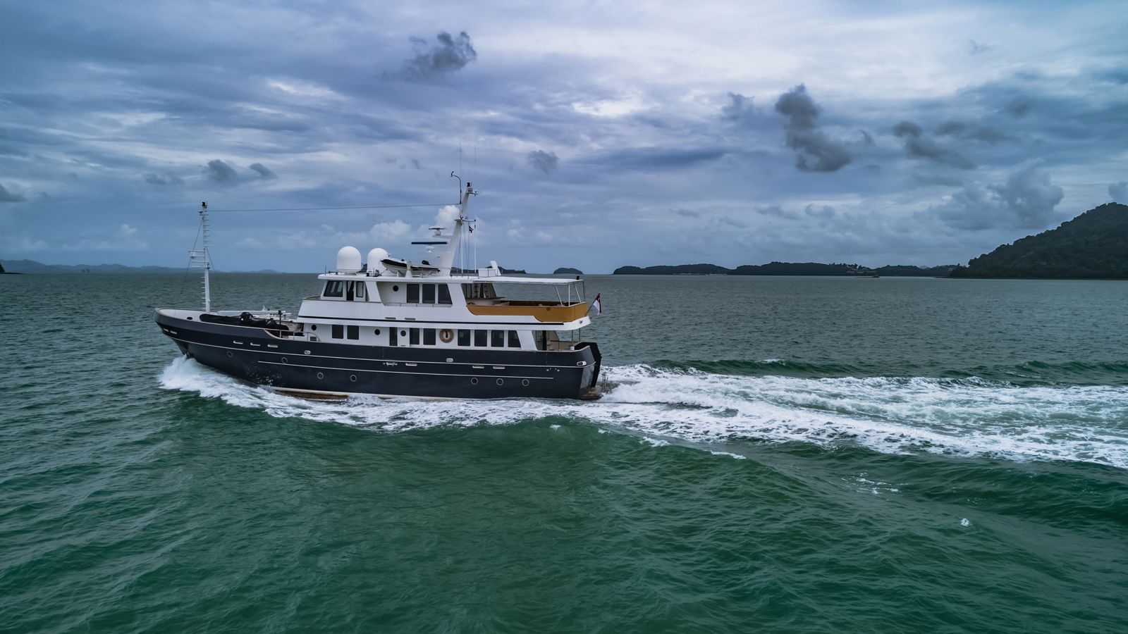 boatint's tweet card. The 27.5-metre Cheoy Lee explorer yacht, Doubleyou, once owned by renowned American singer Jimmy Buffett, has been listed for auction with breezeYachting and G3 Auctions.