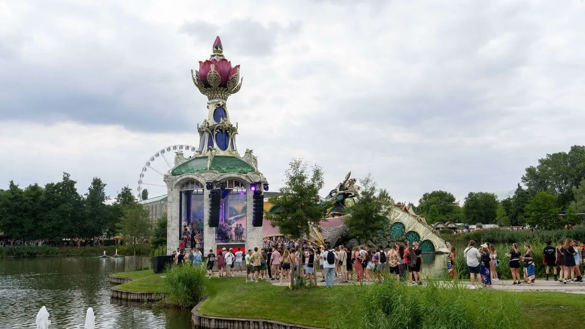 DDStandaard's tweet card. ANTWERPEN (ANP) - De Israëlische dj Skazi treedt zaterdag niet op tijdens het Belgische festival Tomorrowland. De komst van de artiest stond ter discussie, omdat hij vorig jaar in het Hebreeuws...