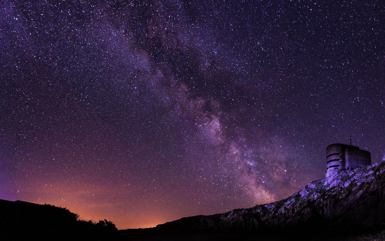 StuffSA's tweet card. Stars are the fundamental building blocks of our universe. Most stars host planets, like our Sun hosts our solar system, and if you look more broadly.