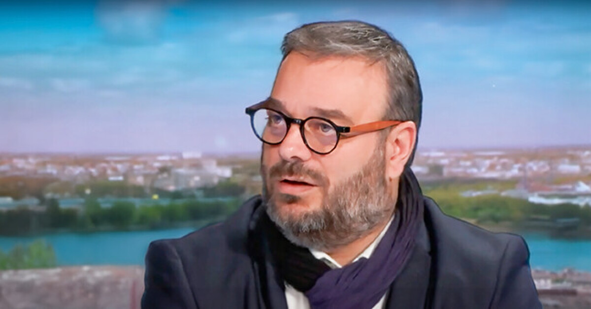 MagDetective's tweet card. Villenave-d’Ornon : agressé par un passager, un chauffeur de bus menacé de licenciement