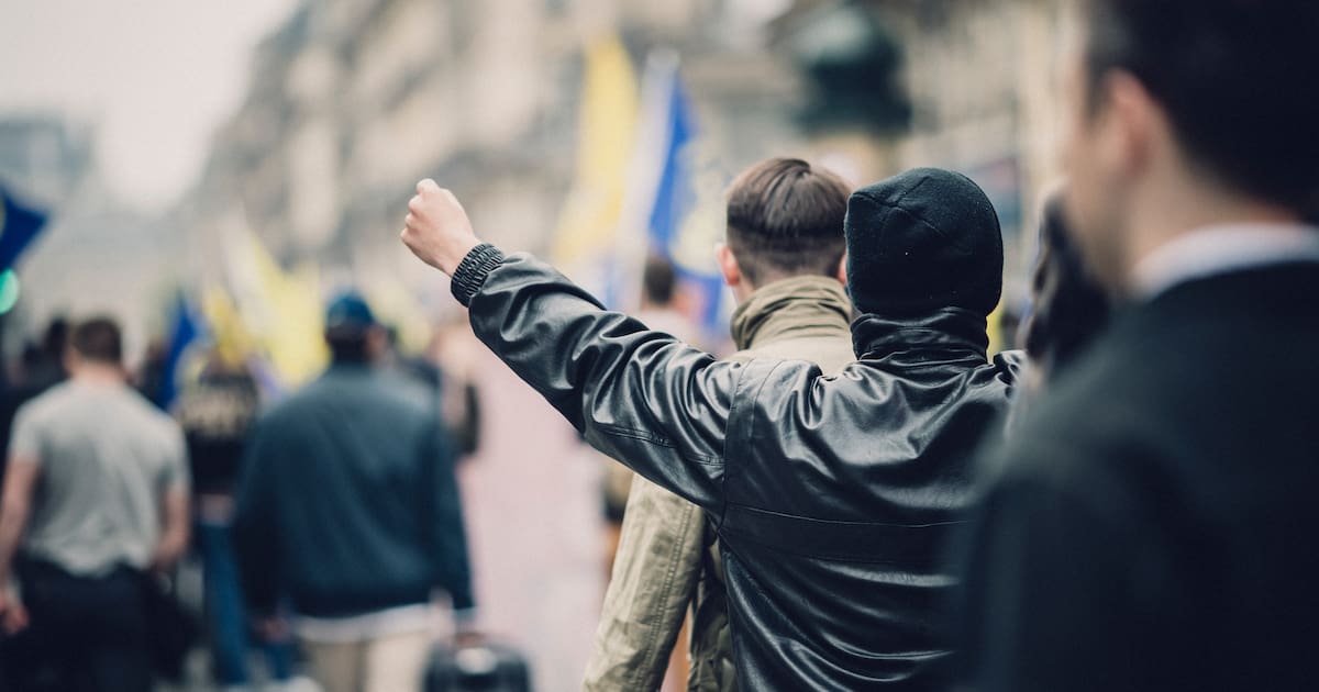 pierre_plottu's tweet card. Un groupuscule néonazi structuré autour des Hammerskins s’est implanté depuis 2015 dans la commune de Combres-sous-les-Côtes. Concerts, tournois de MMA, rassemblements européens : leur QG inquiète...