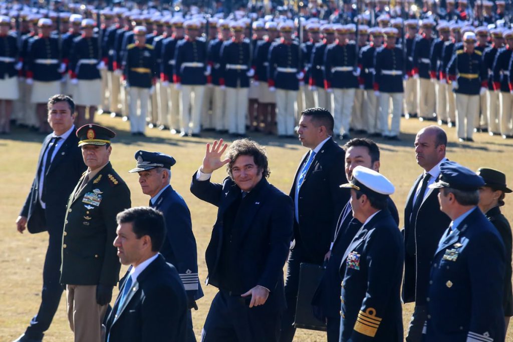 JuezLopezMDP's tweet card. Más de 2200 militares y miembros de otras fuerzas de seguridad renunciaron en la primera mitad de 2025, en un contexto de crecientes reclamos por sus salarios, muchos de los cuales se ubican por...