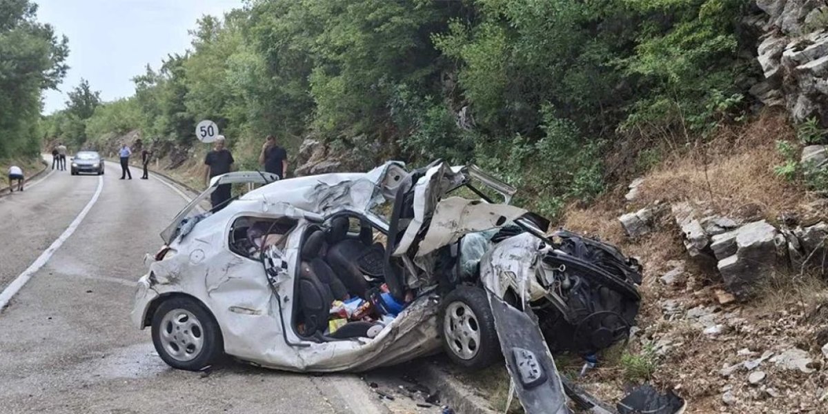 InformerNovine's tweet card. Dve devojke (22) iz Lazarevca, poginule su danas u jezivom sudaru u mestu Čepelnica na magistralnom putu Bileća-Trebinje, a fotografije sa mesta pogibije pokazuju koliko je udes bio stravičan.