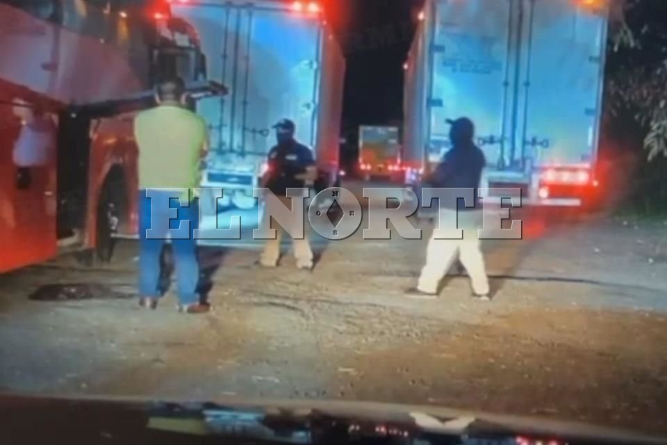 robertayque's tweet card. Policías en Veracruz obligan a transportistas a pagar cuota de 30 mil pesos, de lo contrario son golpeados a patadas, puñetazos y cachazos.