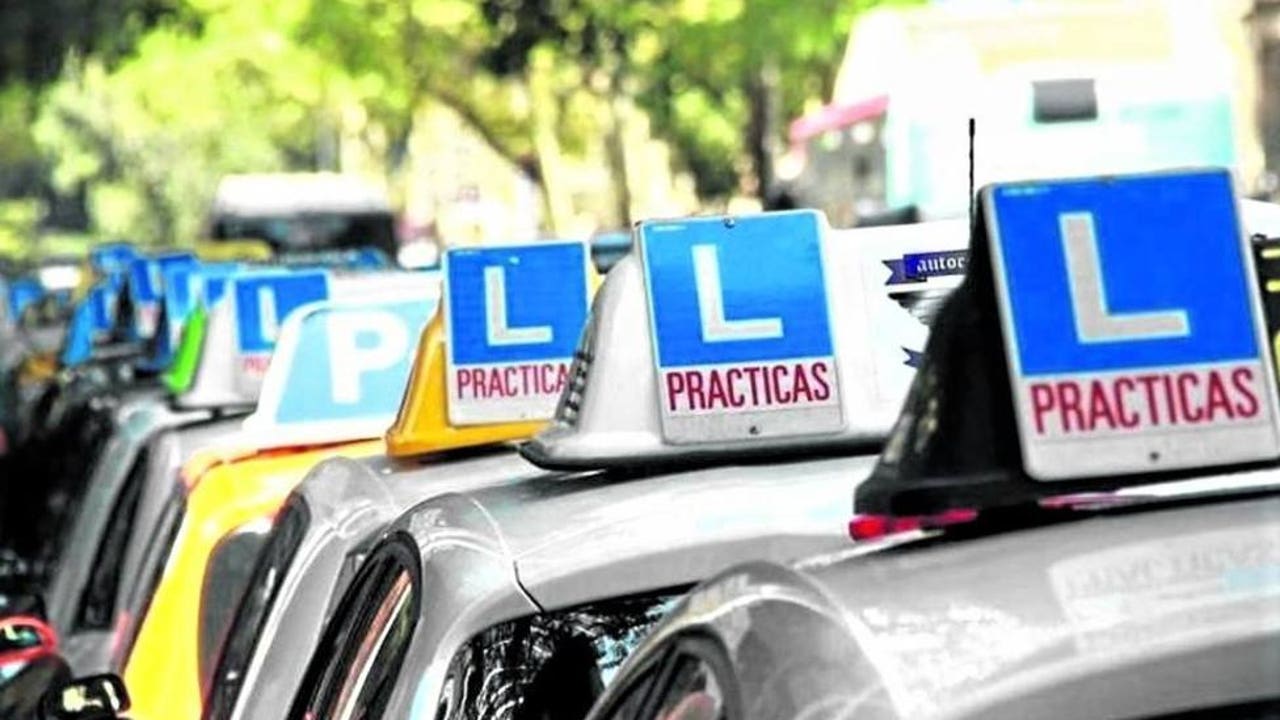 larazon_AND's tweet card. La falta de examinadores y la concentración de aspirantes en estos meses, una combinación explosiva 