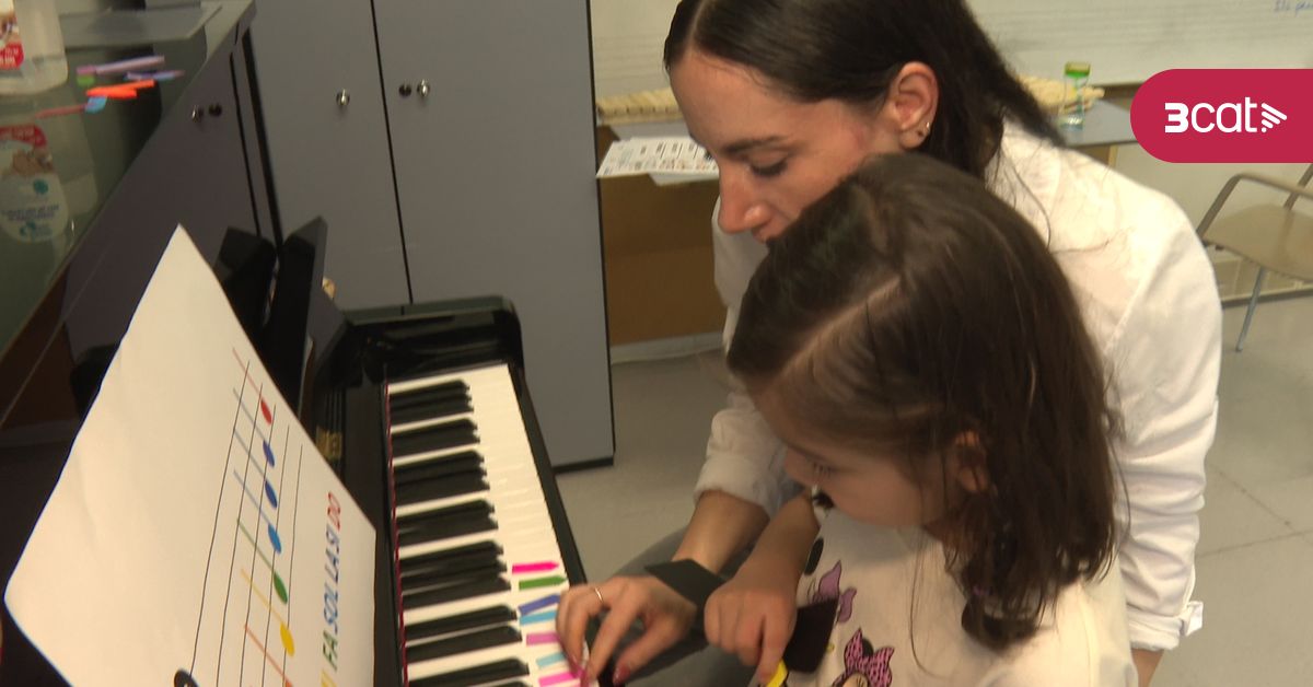 cgilif's tweet card. Sintonítea és un projecte experimental que permet ensenyar i detectar vocacions entre infants amb TEA. Dues tècniques, un psicopedagog i una musicoterapeuta els familiaritzen amb els instruments, els...