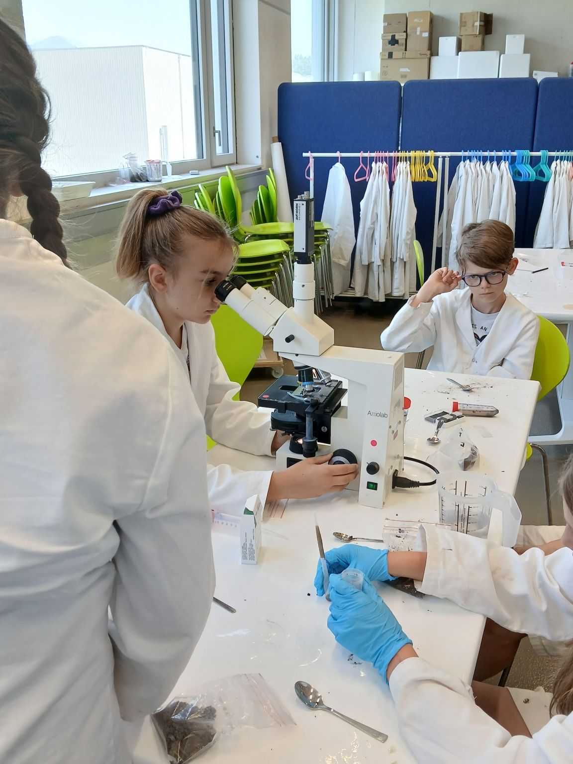EPFL_SPS's tweet card. 🔬 Une plongée estivale dans le monde de la chimie!    Début juillet, 20 jeunes curieux et curieuses de 11 à 13 ans ont participé à notre camp de chimie organisé à Sion.    Durant une semaine, ils et...
