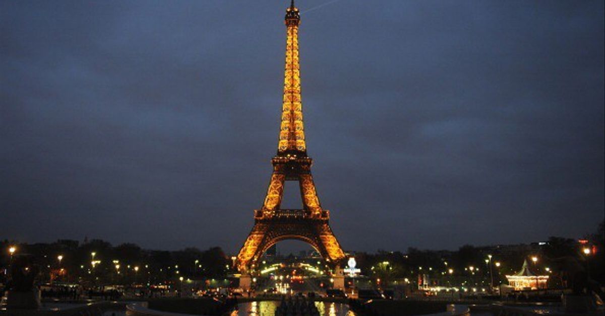 _infoLibre's tweet card. El Consejo de París ha aprobado una moción presentada por los ecologistas para que la Torre Eiffel se apague por la noche en homenaje a Gaza