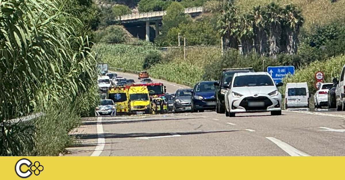 CalellaCOM's tweet card. Aquest migdia s’ha produït un accident múltiple a la sortida de l’autopista C-32. Tres vehicles s’hi han vist implicats, deixant dues persones ferides. Es desconeixen les causes que han provocat la...