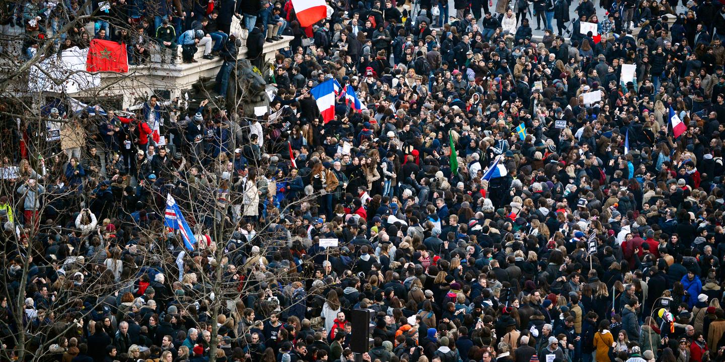 SciencesPo_CEE's tweet card. Vidéo - Il y a dix ans, quatre jours après les attentats de « Charlie Hebdo » et de l’Hyper Cacher, la France connaissait la plus grande mobilisation recensée de son histoire.