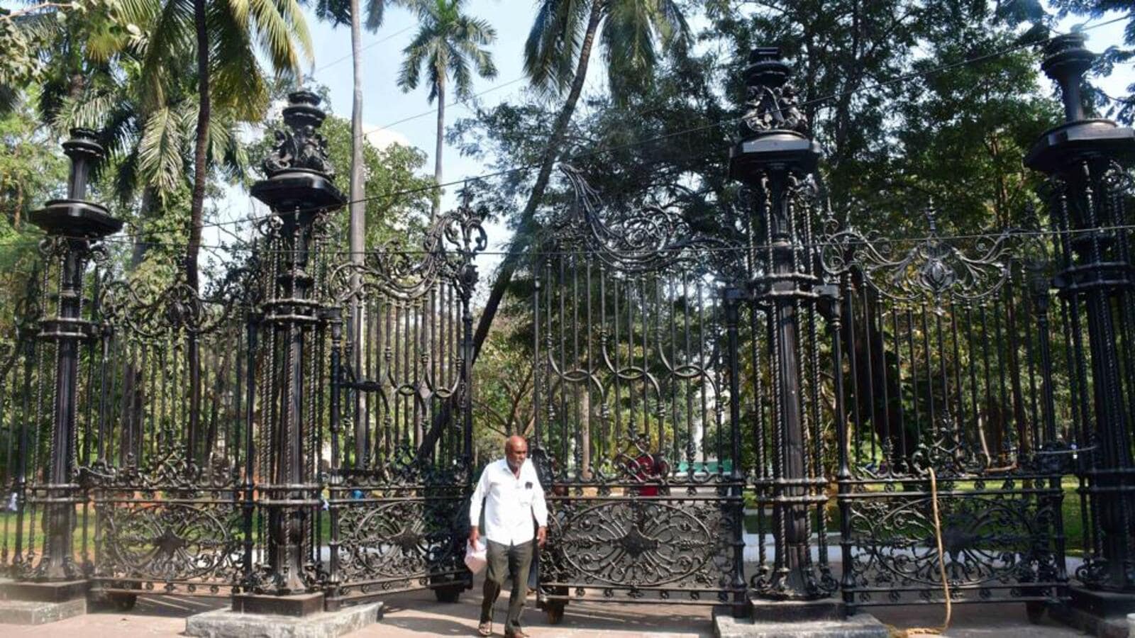 HTMumbai's tweet card. This intricately crafted boundary, reminiscent of London’s Kensington Gardens, stands as a testament to the urbanisation of Bombay in British India. The restoration of the garden is now slated for...