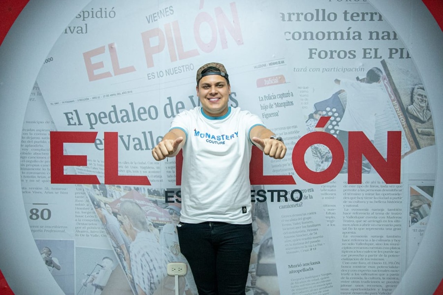 El_Pilon's tweet card. Fred Quintero lanzó Un trago por ella, anticipo de su primer álbum de estudio que graba en colaboración con grandes acordeoneros