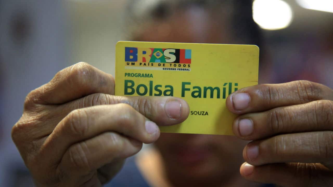juniormelorn_'s tweet card. O Bolsa Família é um programa de transferência direta de renda do governo brasileiro que tem a finalidade de apoiar