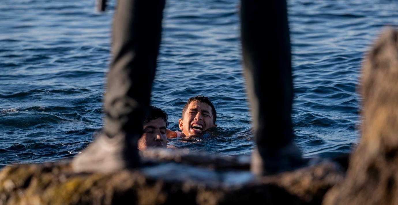 hogerkollen's tweet card. Minst 54 minderåriga och omkring 30 vuxna har simmat från Marocko till den gränsande spanska nordafrikanska enklaven Ceuta, skriver El País. Försöket att ta sig över gjordes i hårt väder med dimma...
