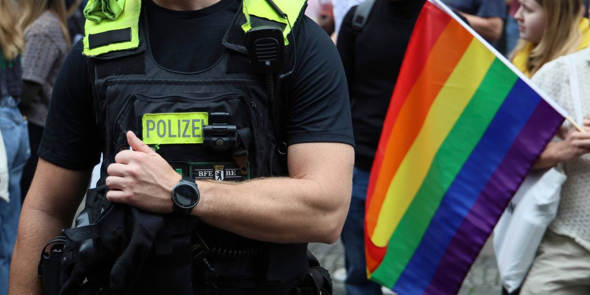 Forget1962's tweet card. 400 waren angemeldet, aber nur 30 bis 50 kamen: Bei einer CSD-Gegenkundgebung in Berlin sind laut Polizei nur wenige Menschen aufgetaucht. Die Anmelderin und weitere Teilnehmer wurden allerdings...