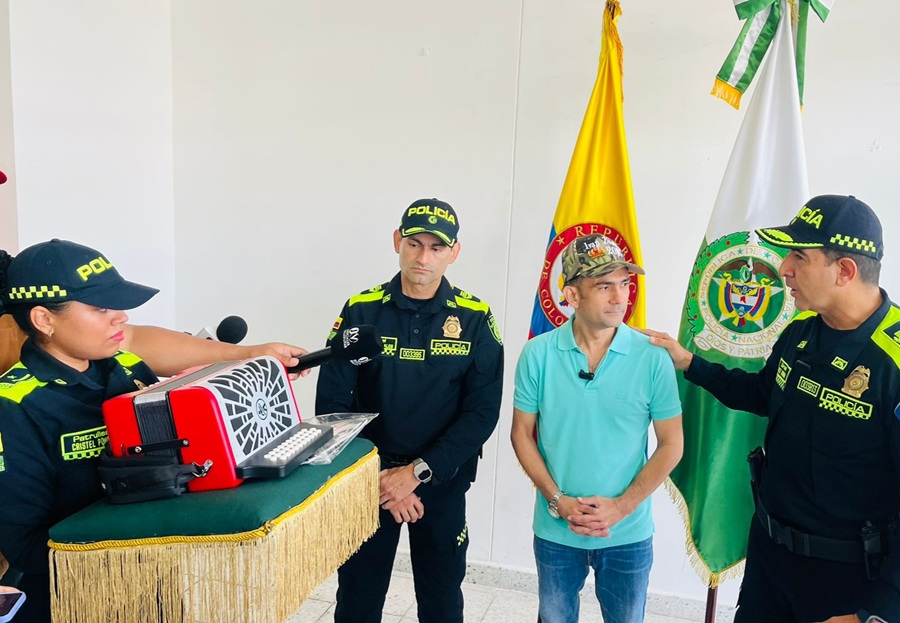 El_Pilon's tweet card. Ivan Zuleta recibe apoyo de la Policía en la campaña de donacion de acordeones: así será el proceso de entrega de los instrumentos