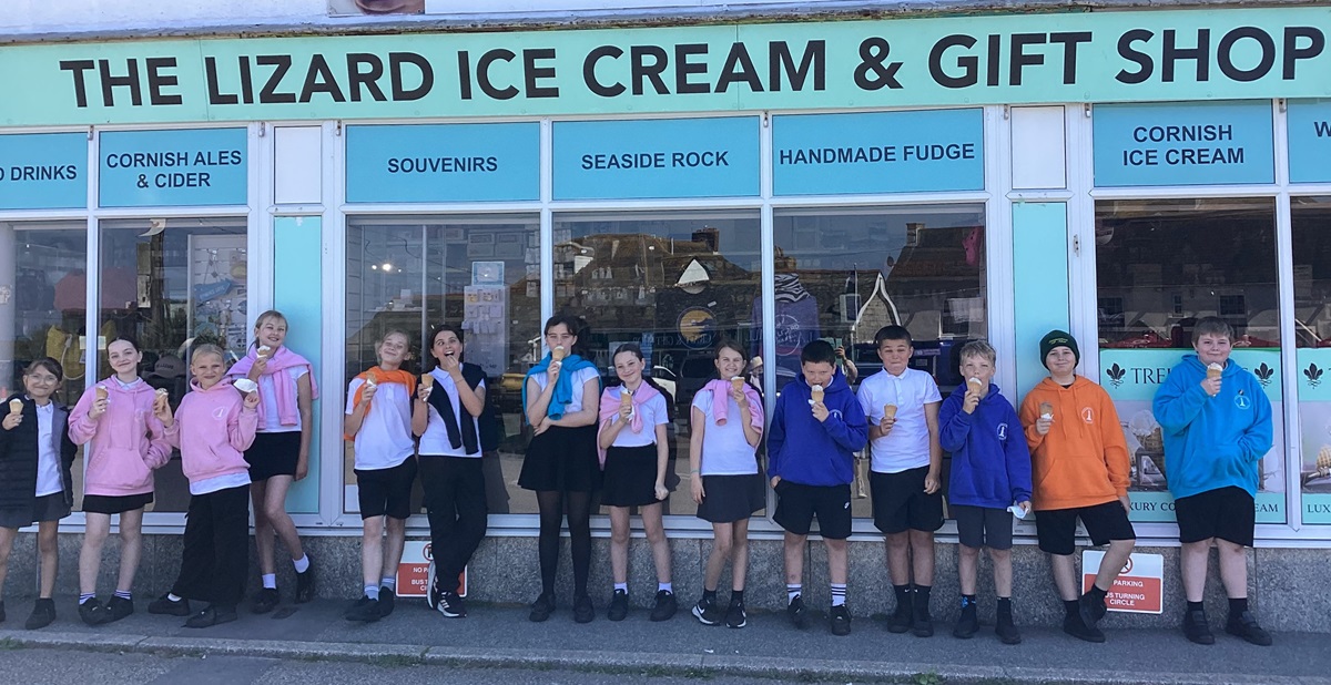 ThePacket's tweet card. A group of Year 6 pupils have achieved a perfect score in their reading SATs.