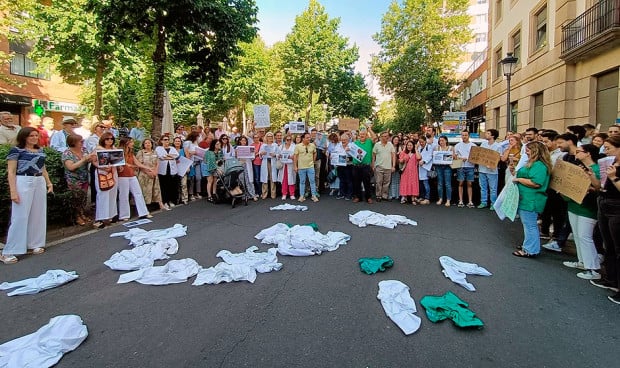 SMedicoNavarra's tweet card. Recogida de firmas, protestas, campañas informativas... los facultativos se mueven para que sus demandas no se olviden