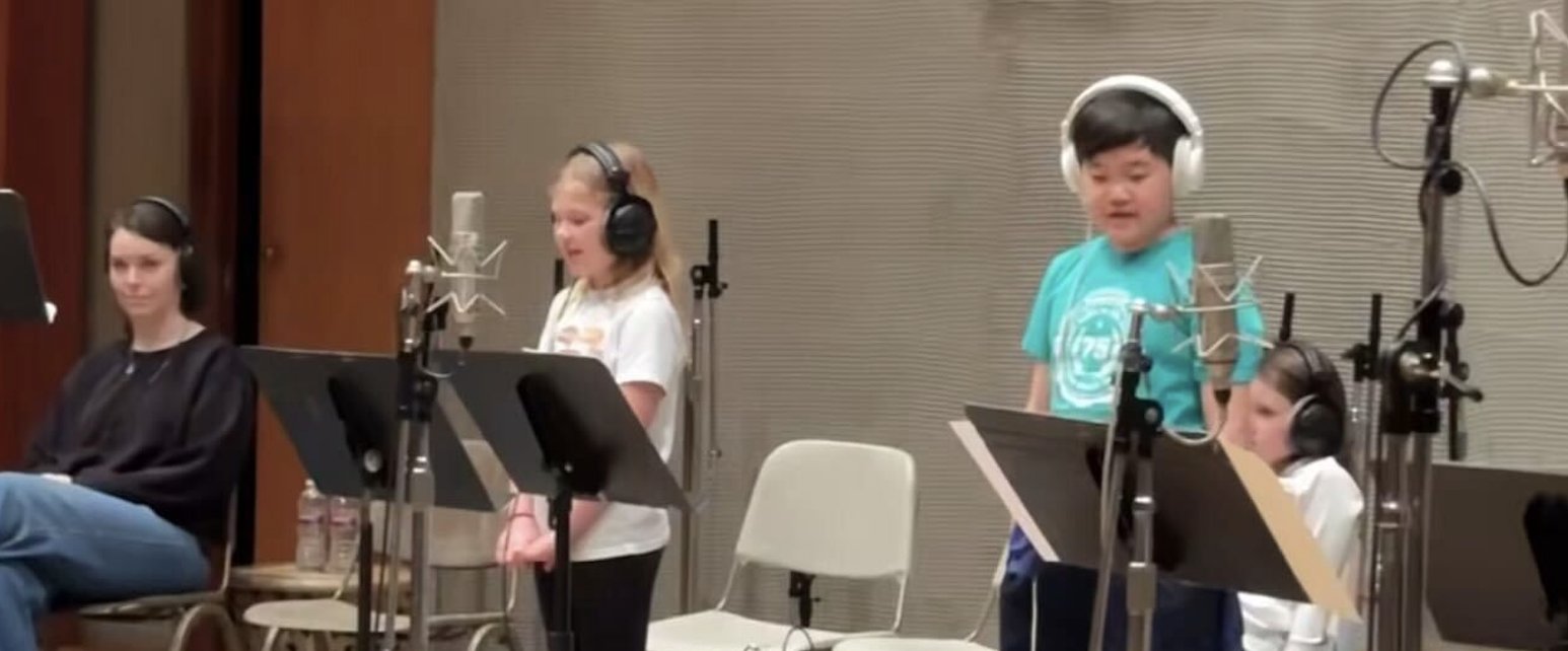 MickeyBlog_'s tweet card. The new scenes have been added and Disney has shared a sweet video of children recording of the new verse.
